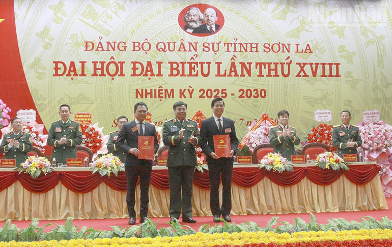 Trung tướng Phạm Đức Duyên, Bí thư Đảng ủy, Chính ủy Quân khu 2 trao quyết định của Ban Thường vụ Tỉnh ủy Sơn La chỉ định chức danh Bí thư Đảng ủy Quân sự tỉnh và đồng chí tham gia Ban Chấp hành Đảng bộ Quân sự tỉnh. ndo_tr_6.jpg