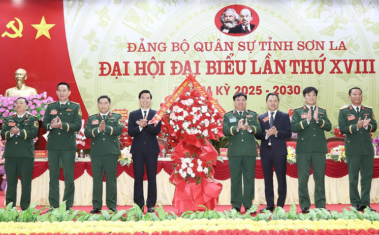 Đảng ủy, Bộ Tư lệnh Quân khu 2 tặng hoa chúc mừng Đại hội đại biểu Đảng bộ Quân sự tỉnh Sơn La lần thứ XVIII, nhiệm kỳ 2025-2030. ndo_tr_8.jpg