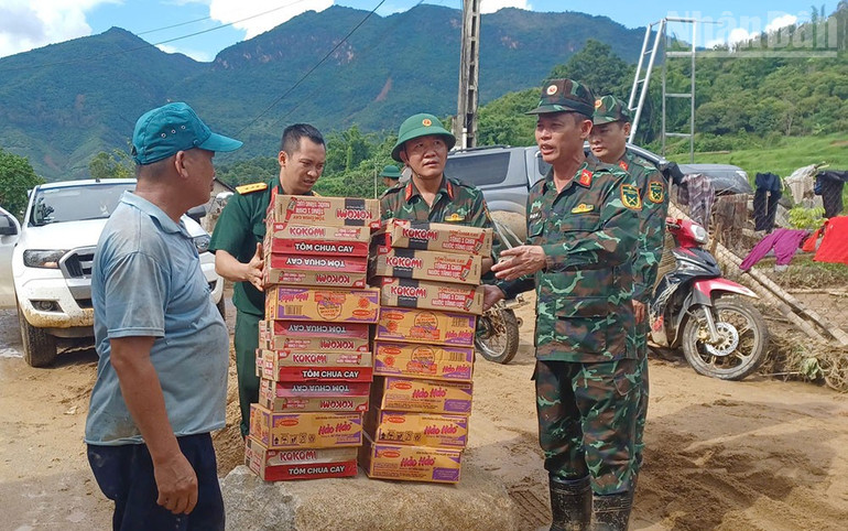 Các lực lượng đang nỗ lực tham gia hỗ trợ lương thực, thực phẩm cho các hộ bị ảnh hưởng bởi mưa lũ tại các xã của huyện Sông Mã cũ. ndo_tr_5-6657.jpg