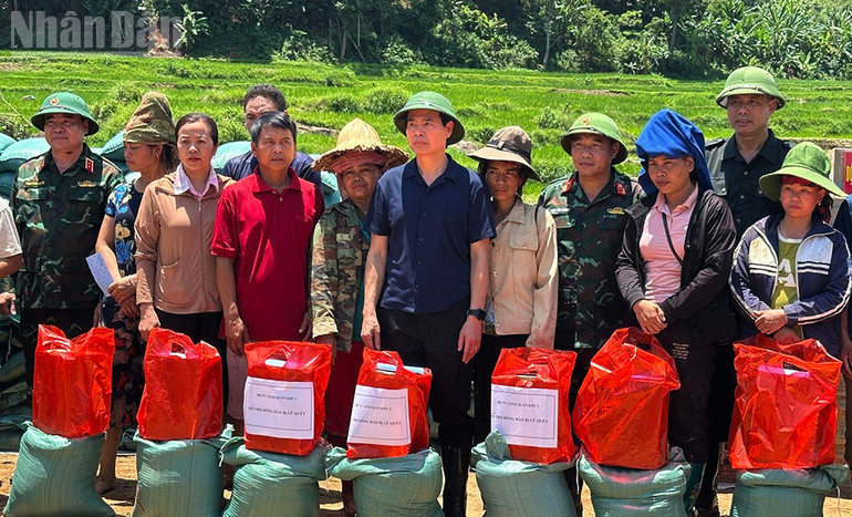 Trung tướng Phạm Đức Duyên, Chính ủy Quân Khu 2 và đồng chí Hoàng Quốc Khánh, Bí thư Tỉnh ủy Sơn La thăm hỏi, hỗ trợ các hộ dân bị thiệt hại bởi mưa lũ tại xã Chiềng Sơ (huyện Sông Mã cũ). ndo_tl_3-6166.jpg
