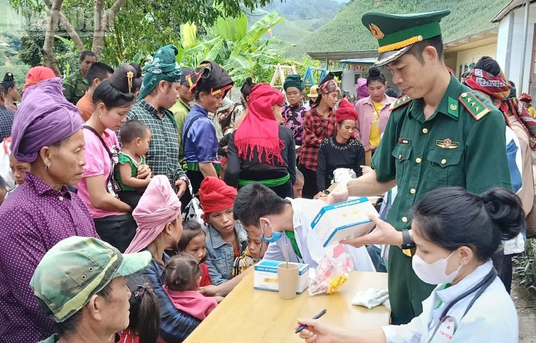 Bộ đội biên phòng Sơn La đã phối hợp tổ chức khám, chữa bệnh và cấp phát thuốc miễn phí cho người dân. ndo_tl_2.jpg