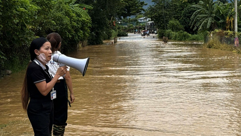 Cán bộ các xã phải dùng loa để cảnh báo cho người dân về tình hình mưa lũ. 9.jpg