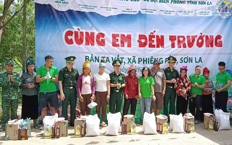 Chương trình tặng nhu yếu phẩm cho những hộ gia đình có hoàn cảnh khó khăn tại bản Ta Vắt, xã Phiêng Pằn. ndo_tr_1.jpg