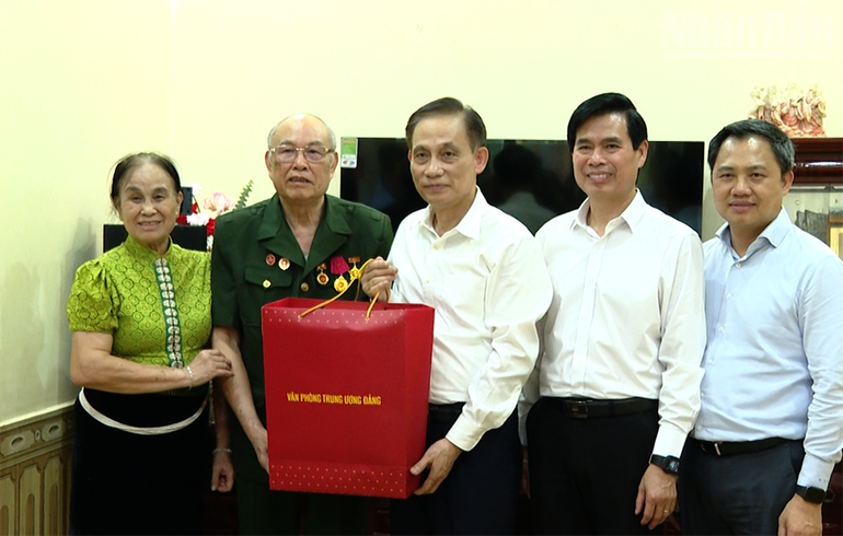 Đồng chí Lê Hoài Trung, Bí thư Trung ương Đảng, Chánh Văn phòng Trung ương Đảng thăm, tặng quà gia đình chính sách tại phường Tô Hiệu. ndo_tr_88.png