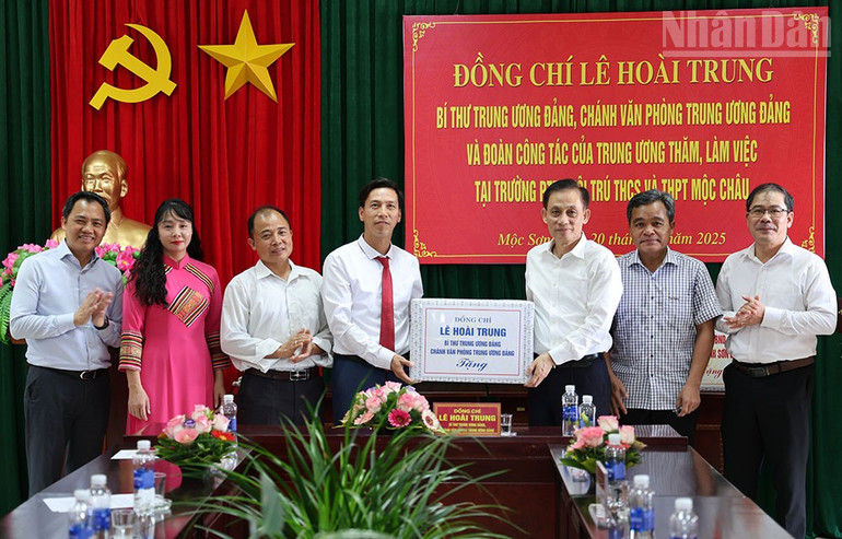 Đoàn công tác thăm, tặng quà Trường Dân tộc nội trú, trung học cơ sở và trung học phổ thông Mộc Châu, phường Mộc Sơn. ndo_tr_5.jpg