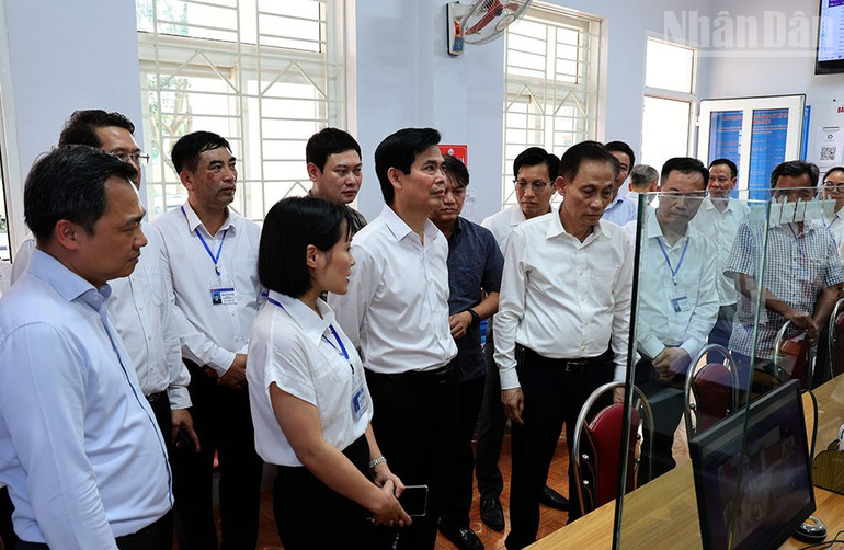 Đoàn công tác thăm Trung tâm phục vụ hành chính công xã Chiềng Mung. ndo_tr_77.jpg