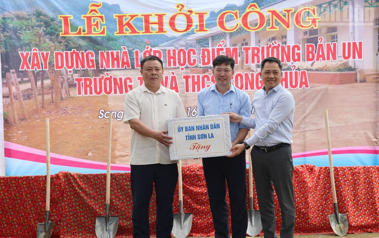 Đồng chí Nguyễn Đình Việt, Phó Bí thư Tỉnh ủy, Chủ tịch Ủy ban nhân dân tỉnh Sơn La tặng quà Trường tiểu học và trung học cơ sở Song Khủa. ndo_tr_3.jpg
