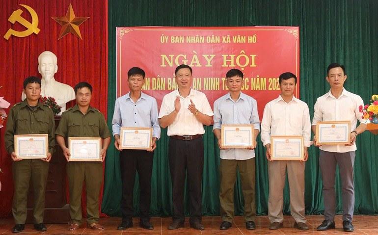 Ủy ban nhân dân xã Vân Hồ trao giấy khen cho 1 tập thể và 6 cá nhân có thành tích xuất sắc trong phong trào toàn dân bảo vệ an ninh Tổ quốc. 4-4013.jpg