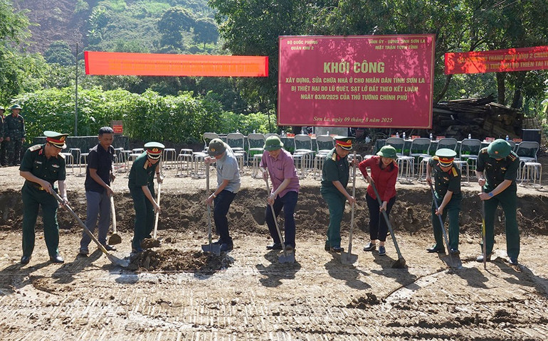 Quân khu 2 và tỉnh Sơn La triển khai khởi công xây dựng nhà ở cho hộ dân bản Đứa Cát, xã Chiềng Sơ. 4.jpg