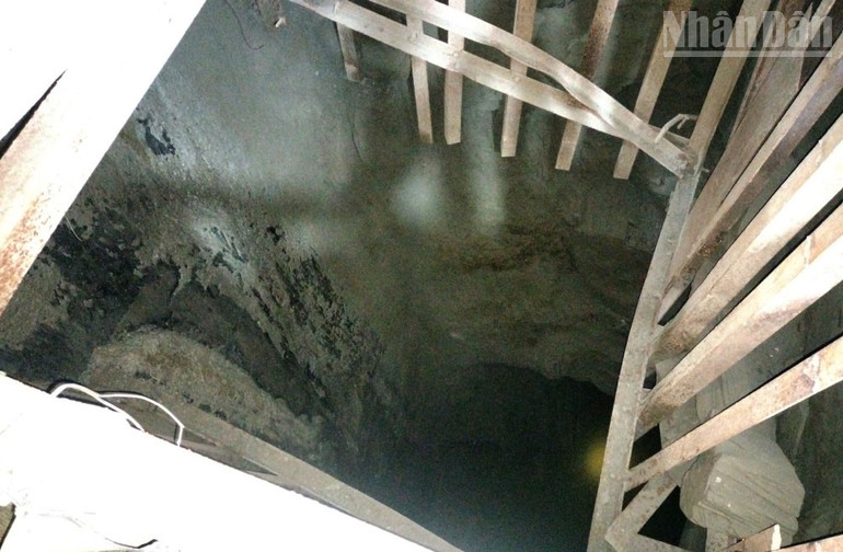 Một chiếc hố sâu 3 mét phía bên trong hang do các đối tượng khai thác vàng đào để lấy quặng. ndo_tr_11.jpg
