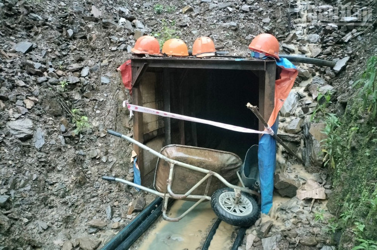 Cửa hang dẫn vào bên trong của khu vực khai thác vàng trái phép. ndo_tr_5.jpg