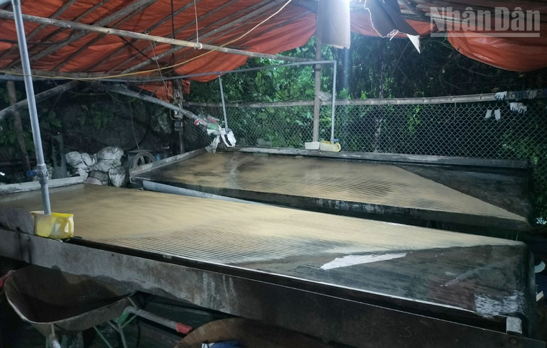 Một trong những khu vực phía bên ngoài hang với chiếc bàn rung để các đối tượng sử dụng cho việc khai thác vàng trái phép. ndo_tr_3.jpg