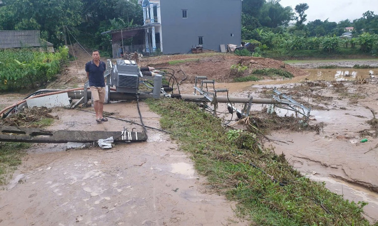 Mưa lũ đã gây thiệt hại nhiều trạm biến áp và cột điện tại các xã của huyện Sông Mã cũ. (Ảnh: NGUYỄN THÊM) 3.jpg