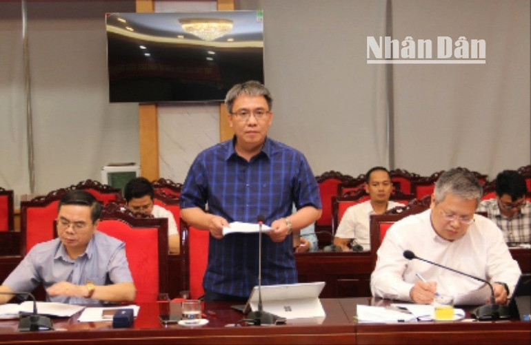 Ông Phùng Mạnh Hiệp, Chủ tịch Ủy ban nhân dân huyện Mường La phát biểu tại cuộc họp. 3-4793.jpg