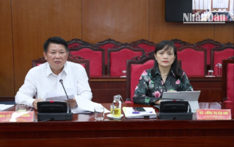 Đồng chí Lò Minh Hùng, Phó Bí thư Thường trực Tỉnh ủy Sơn La báo cáo kết quả thực hiện Nghị quyết số 60-NQ/TW ngày 12/4/2025 của Sơn La. 33-9502.jpg