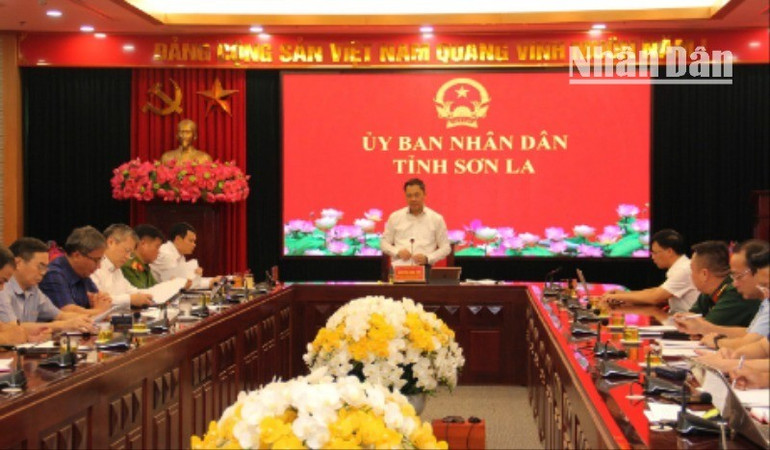 Ngay sau phản ánh của Báo Nhân Dân, đồng chí Chủ tịch Ủy ban nhân dân tỉnh Sơn La đã triệu tập cuộc họp. 12-1138.jpg