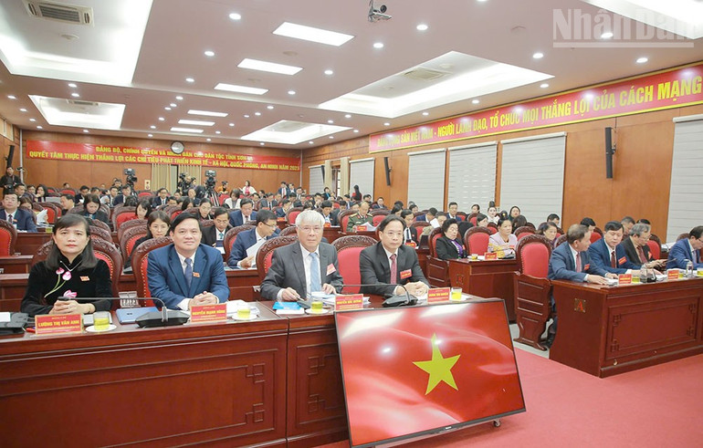 Kamerat Hoang Van Nghiem, sekretær for Son La provinsielle partikomité, og delegater deltok på den 12. sesjonen i det 15. folkerådet i Son La-provinsen. ndo_tr_4.jpg