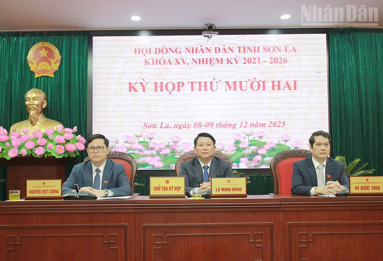 Møtet ble ledet og ledet av kameratene Lo Minh Hung, stående visesekretær i den provinsielle partikomiteen, leder av det provinsielle folkerådet; Vi Duc Tho, medlem av den stående komiteen i den provinsielle partikomiteen, nestleder i det provinsielle folkerådet og Nguyen Viet Cuong, nestleder i Son La provinsielle folkeråd. ndo_tr_5.jpg