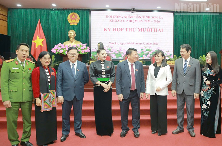 Delegater utvekslet synspunkter i pausen på den 12. sesjonen i det 15. folkerådet i Son La-provinsen. ndo_tr_2.jpg