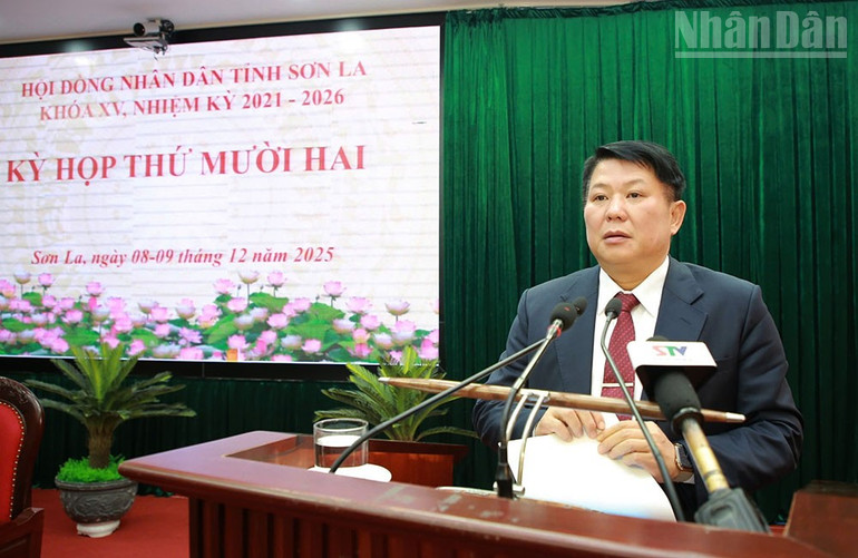 Kamerat Lo Minh Hung, visesekretær i den provinsielle partikomiteen og leder av folkerådet i Son La-provinsen, talte på den 12. sesjonen i folkerådet i Son La-provinsen, periode XV. ndo_tr_3.jpg