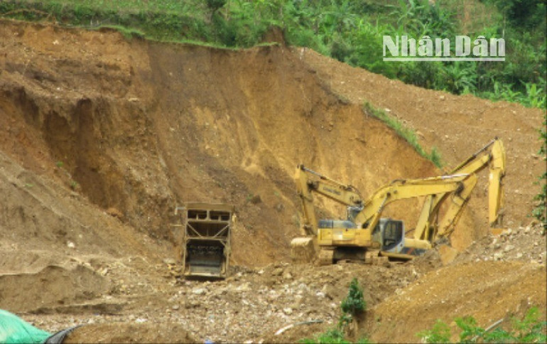 Hiện tại, máy móc tập kết tại khu vực bản Lứa đã không còn, một số đã được lực lượng chức năng tạm giữ. 8-7440.jpg