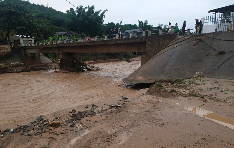 Mưa kéo dài gây lũ lớn kéo về trong đêm tại các xã của huyện Sông Mã cũ đã gây thiệt hại nhiều về hoa màu, nhà cửa của người dân. (Ảnh: THU QUỲNH) 4.jpg