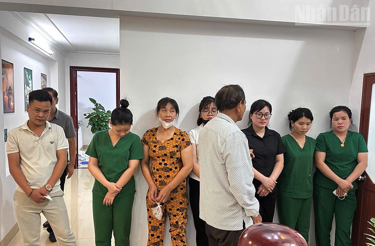 Bệnh nhân nhận diện các nhân viên hoạt động ở cơ sở khám chữa bệnh tại Vĩnh Yên, Vĩnh Phúc (cũ). (Ảnh: TRUNG HIẾU) ndo_tr_4.jpg