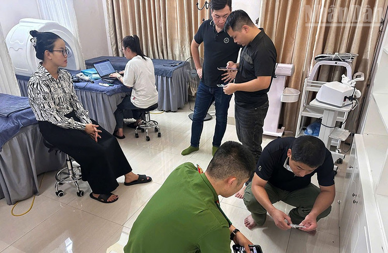 Lực lượng Công an khám xét tại cơ sở Vĩnh Yên, Vĩnh Phúc (cũ). (Ảnh: TRUNG HIẾU) ndo_tr_7.jpg