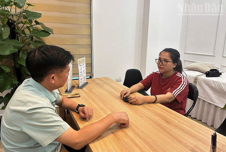 Đại tá Trần Thanh Sơn, Phó Giám đốc Công an tỉnh Sơn La đấu tranh với đối tượng Nguyễn Thị Huyền tại cơ sở Tuyên Quang. (Ảnh: TRUNG HIẾU) ndo_tr_5.jpg