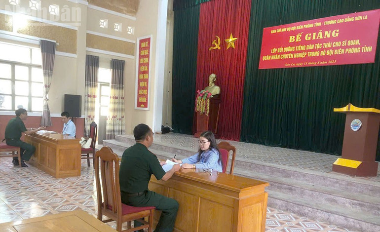 Buổi kiểm tra trực tiếp về khả năng nghe, nói, viết tiếng dân tộc Thái với các học viên khi kết thúc khóa học. ndo_tl_anh-1.jpg