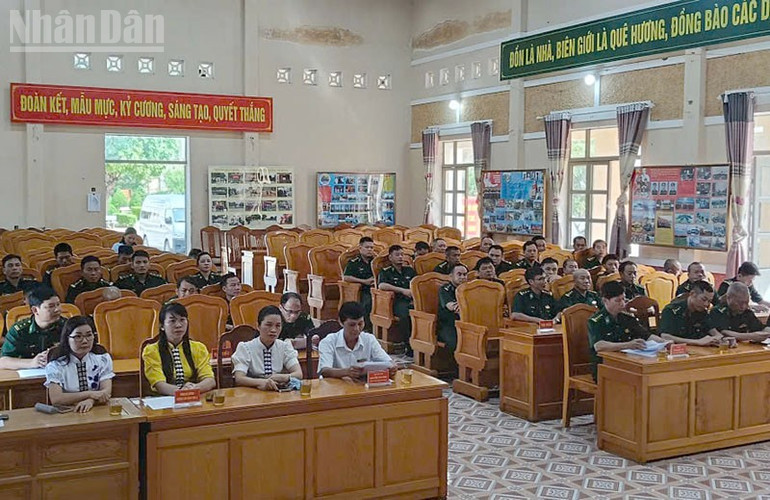 Các đại biểu và học viên tham dự lễ bế giảng lớp học tiếng dân tộc Thái. ndo_tl_anh-2.jpg