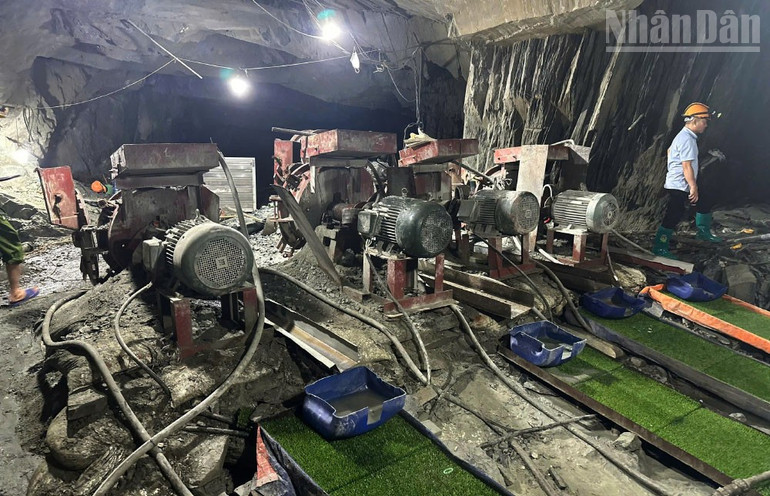 Khu vực hầm và hệ thống máy nghiền quặng các đối tượng tổ chức khai thác vàng trái phép tại xã Gia Phù. ndo_tr_2-1205.jpg