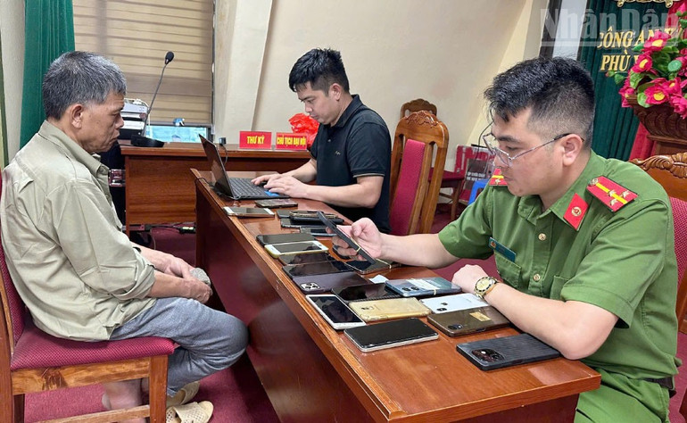 Lực lượng chức năng đấu tranh với đối tượng khai thác vàng trái phép. ndo_tr_1-3022.jpg