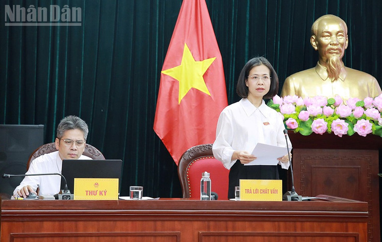 Giám đốc Sở Văn hóa, Thể thao và Du lịch tỉnh Sơn La trả lời chất vấn của cử tri về Khu liên hợp Trung tâm thể dục-thể thao tỉnh Sơn La. ndo_tl_2.jpg