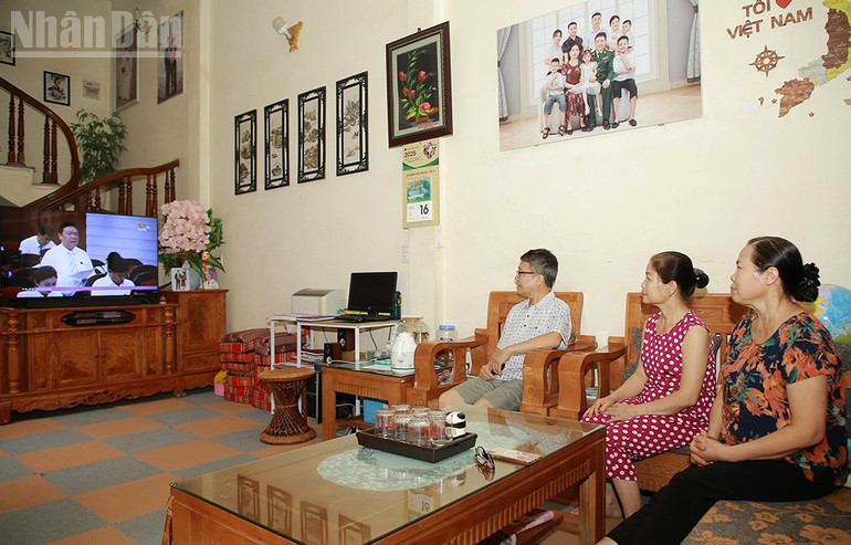 Cử tri và nhân dân tỉnh Sơn La theo dõi phiên chất vấn qua sóng truyền hình. ndo_tl_3.jpg