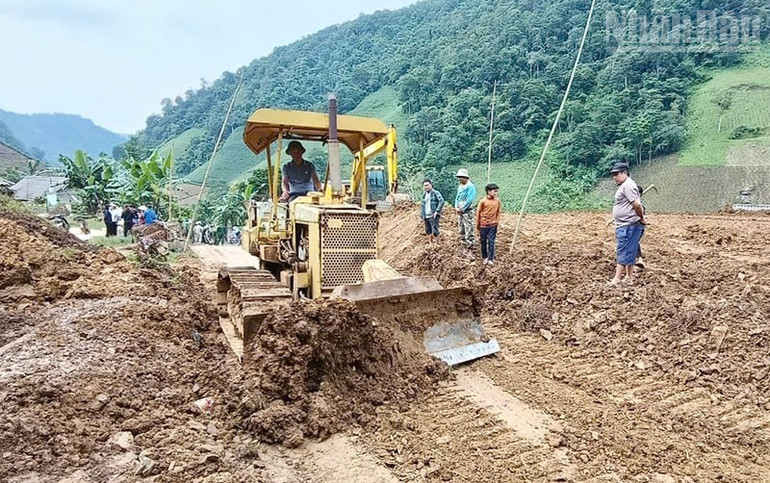 Bộ đội Biên phòng Sơn La đã huy động máy để thi công đường. ndo_tr_anh-1.jpg