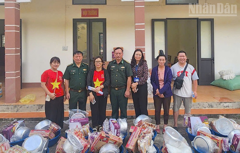 Những nhu yếu phẩm thiết yếu được trao đến tay người dân bị ảnh hưởng bởi mưa lũ. ndo_tr_anh-6.jpg