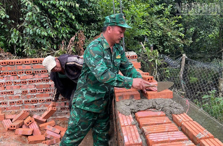 Cán bộ Bộ đội Biên phòng tỉnh Sơn La tham gia xây dựng điểm trường mầm non. ndo_tr_anh-4.jpg