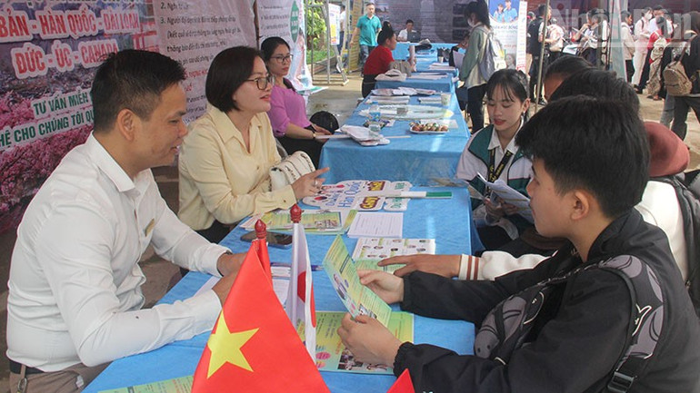Hằng năm, tỉnh Sơn La đã tổ chức nhiều ngày hội việc làm để tư vấn hướng nghiệp cho thanh niên người dân tộc tại các xã khó khăn. ndo_tr_5.jpg