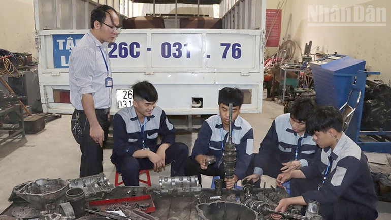 Đào tạo nghề sửa chữa ô-tô cho lao động là thanh niên người dân tộc vùng đặc biệt khó khăn tại Trường cao đẳng Nghề Sơn La. ndo_tr_3.jpg