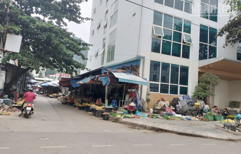 Theo Ban quản lý chợ phường Tô Hiệu: Đường vào chợ 7.11 không bảo đảm công tác phòng cháy, chữa cháy và nhiều người họp chợ tràn cả ra vỉa hè và đường vào chợ. ndo_tr_7.jpg