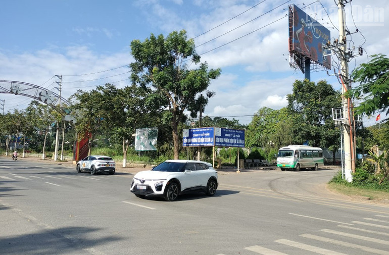 Việc các phương tiện giao thông ra vào khu vực chưa bảo đảm các quy định về đấu nối ra quốc lộ sẽ tiềm ẩn nguy cơ mất an toàn giao thông . ndo_tr_11.jpg