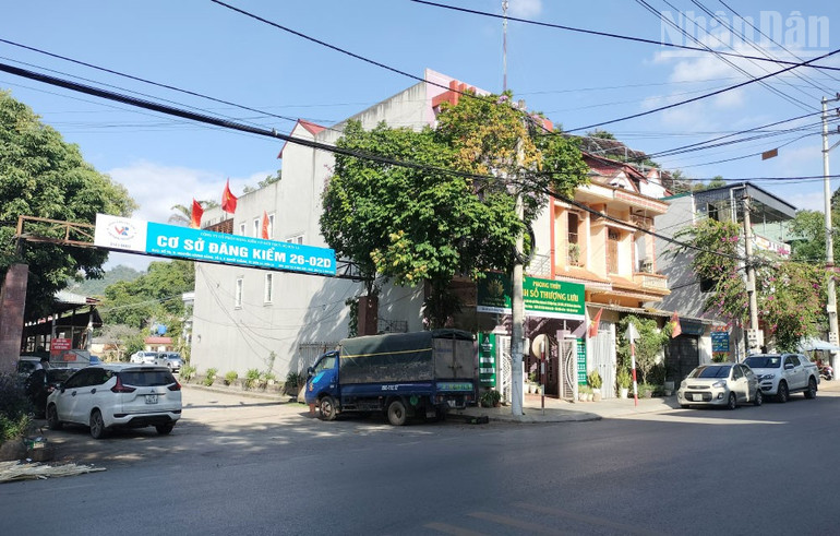 Các phương tiện đến đăng kiểm tại Trung tâm Đăng kiểm xe cơ giới số 2602D có thời điểm còn đỗ tràn ra ngoài đường, ảnh hưởng tới việc tham gia giao thông khu vực này. ndo_tr_9.jpg