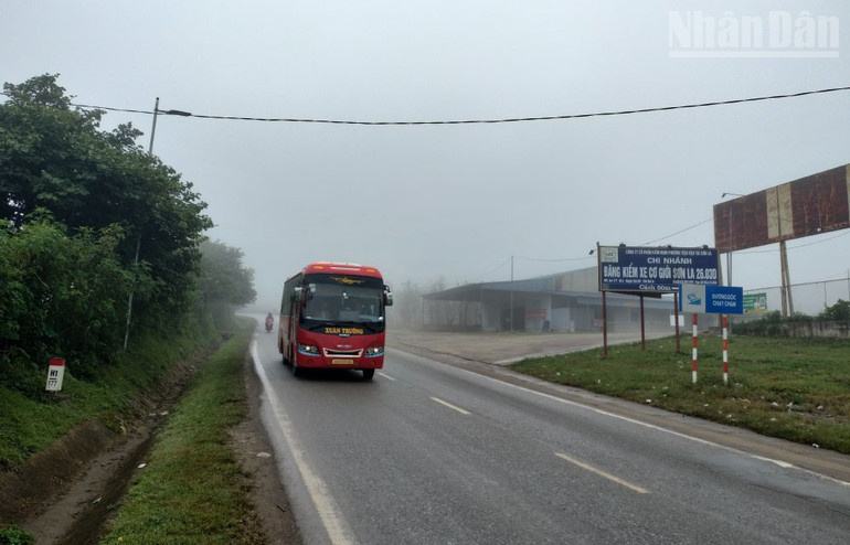 Ở những khu vực ra vào trung tâm đăng kiểm chưa bảo đảm về các quy định đấu nối sẽ có nguy cơ xung đột giao thông do chưa có các biển báo, vạch kẻ đường, gờ giảm tốc theo quy định. ndo_tr_14.jpg