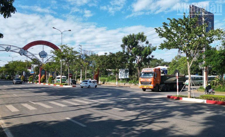 Một đoạn dải phân cách trước đường nhánh vào trung tâm từng bị cắt ra để phục vụ kiểm soát dịch Covid-19, hiện chưa được hoàn trả, khiến khu vực này như một ngã tư “tự phát”, tiềm ẩn nguy cơ tai nạn giao thông. ndo_tr_3.jpg
