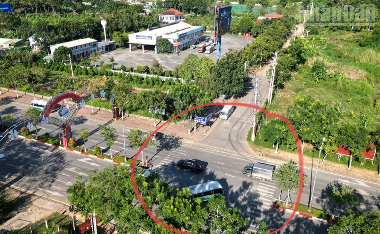 Trung tâm Đăng kiểm xe cơ giới Sơn La đang sử dụng lối ra vào từ đoạn đường nội bộ không nằm trong thiết kế được phê duyệt. ndo_tr_z7178295383785-3e37f6bf8e8a0edfbba6a80e11ac6b89.jpg