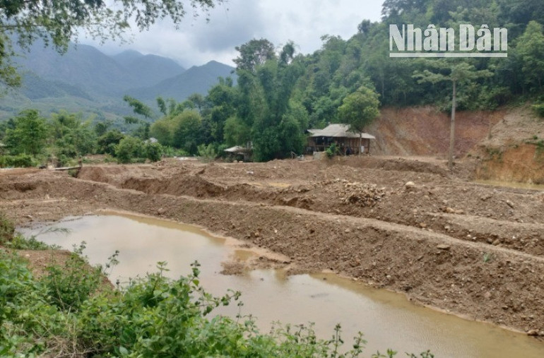Những khu vực từng là đất nông nghiệp trồng lúa, cây trồng khác giờ đã bị biến dạng và đào xới sâu hoắm. 5-5991.jpg