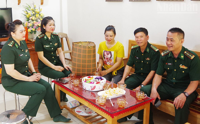 Hội Phụ nữ Ban Chỉ huy Bộ đội Biên phòng tỉnh Sơn La thăm và tặng quà thân nhân liệt sĩ Lù Công Thắng tại phường Chiềng An. ndo_tr_anh-3.jpg