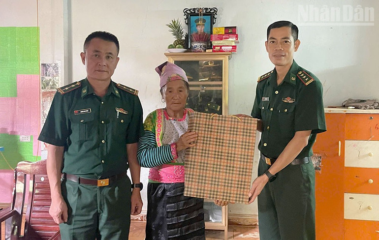 Đại diện Ban Chỉ huy Bộ đội Biên phòng tỉnh Sơn La thăm và tặng quà thân nhân liệt sĩ Lầu A Tếnh tại bản Nậm Dắt, xã Bình Thuận. ndo_tr_anh-2.jpg