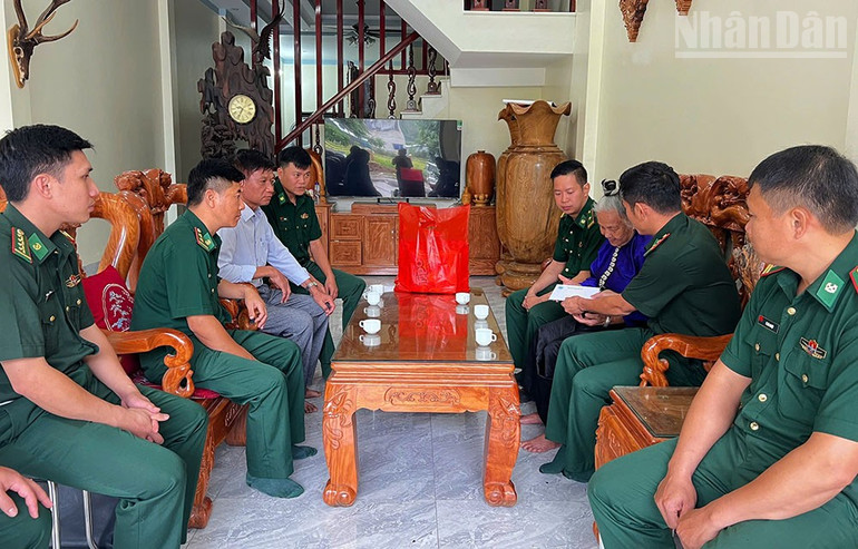 Cán bộ Đồn Biên phòng Nậm Lạnh thăm và tặng quà bà Vì Thị Uối, vợ Anh hùng Lực lượng vũ trang Nguyễn Đình Thử, xã Sốp Cộp. ndo_tr_anh-4.jpg